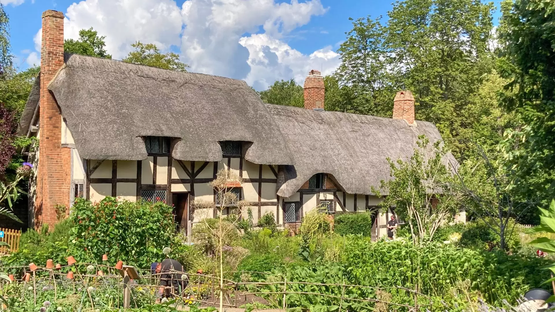thatched cottage in stratford-upon-avon